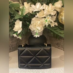 Elegant NWOT Black Quilted Chain Bag